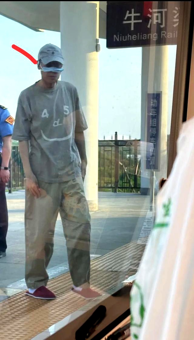 54岁于和伟坐高铁,穿拖鞋戴口罩抽烟,网友:隐藏人中cos李乃文