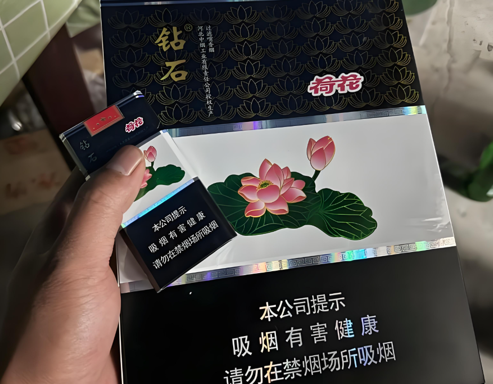 女儿给父亲1条荷花烟,父亲一直舍不得拆开,3年后打开却失声大哭