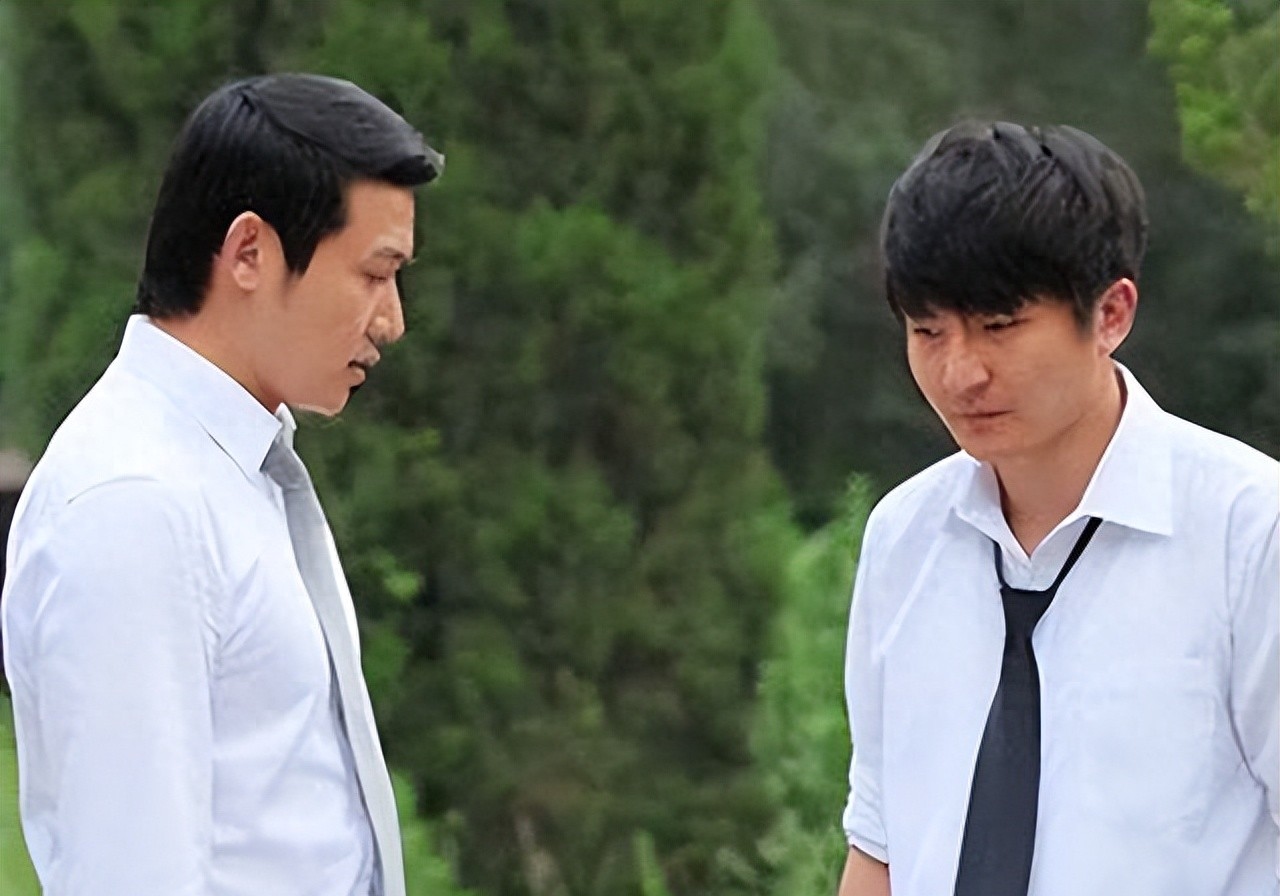 郭京飞陆毅两家在上海逛街,鲍莉罕露面气质超鲍蕾,知性又优雅