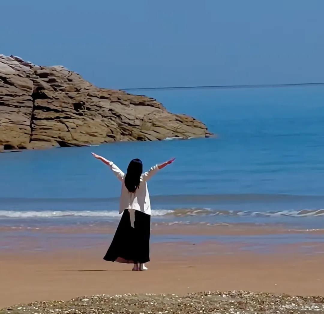 梅婷坐火车卧铺去连云港看海,游花果山看猴,50岁状态还像小女生