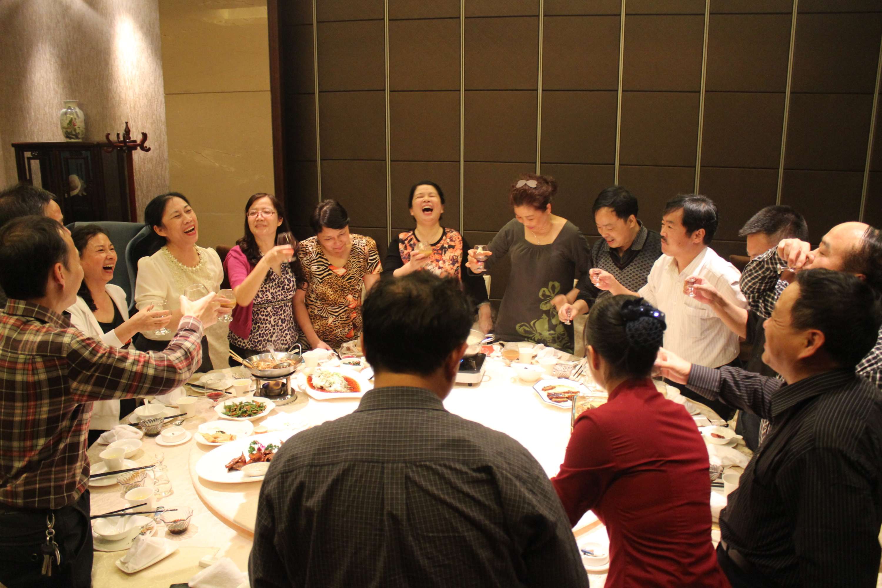 广州老同学聚餐花了16万3,买单的人离开后,其他人翻脸慌了