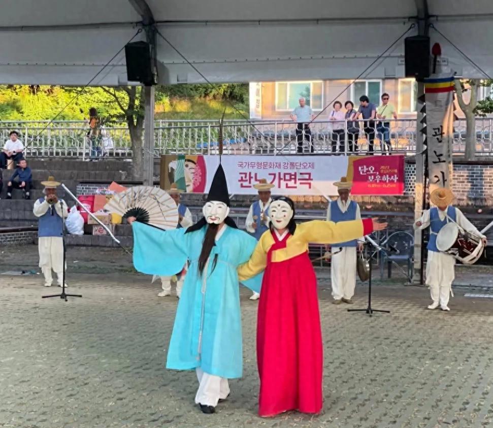 韩国江陵端午祭,用菖蒲水洗头,吃艾糕,不会包粽子就从中国进口