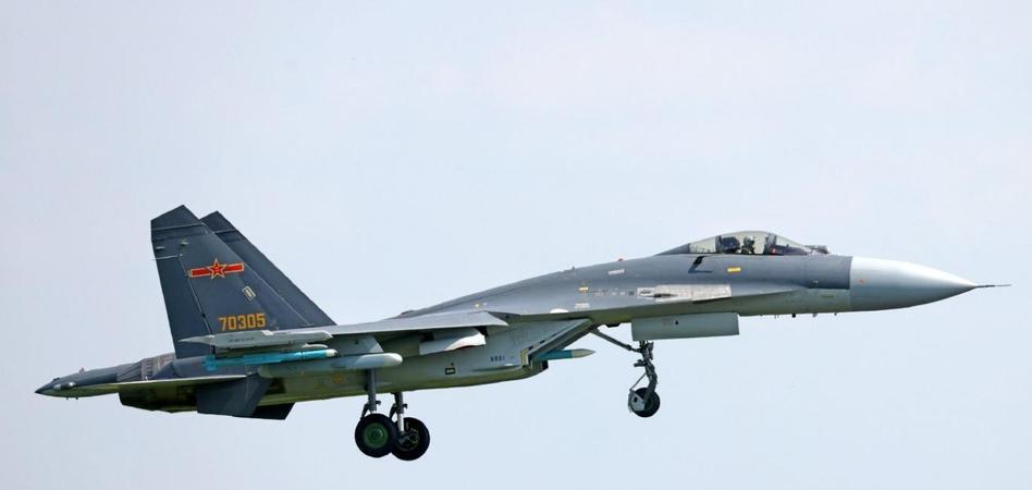 这是空军歼16战斗机挂载空空导弹的画面