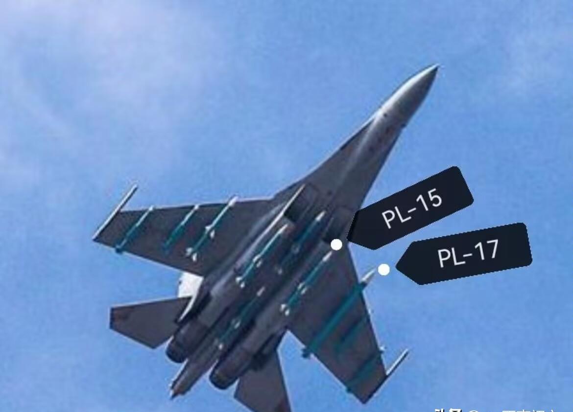 这是空军歼16战斗机挂载空空导弹的画面