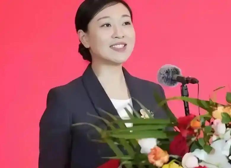 纪实:张琪最年轻"美女县长",清华大学博士学位 美貌与才华并