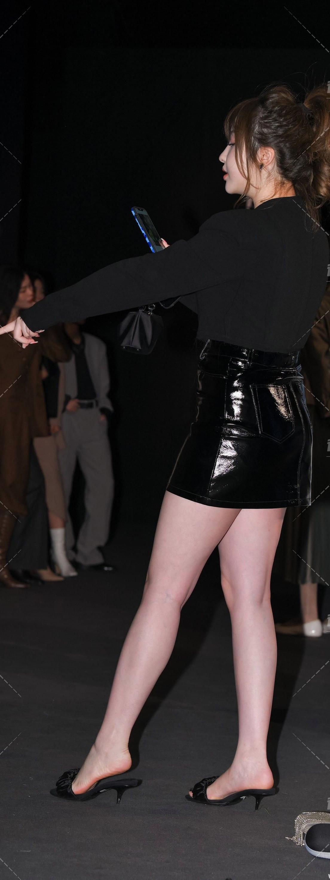 微胖女生夏日福音!黑色亮皮裙 凉鞋,轻松打造抢镜造型