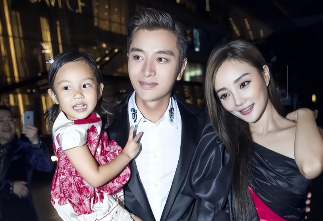 离婚不离爱!贾乃亮与李小璐甜蜜同框,甜馨高举"复婚大旗"?