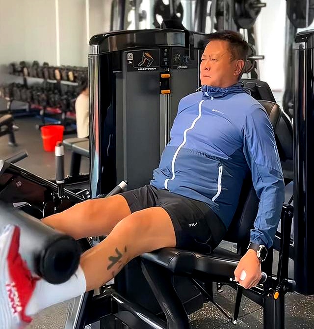 魏骏杰现状:定居杭州,身材肥胖成油腻大叔,和女儿相依为命