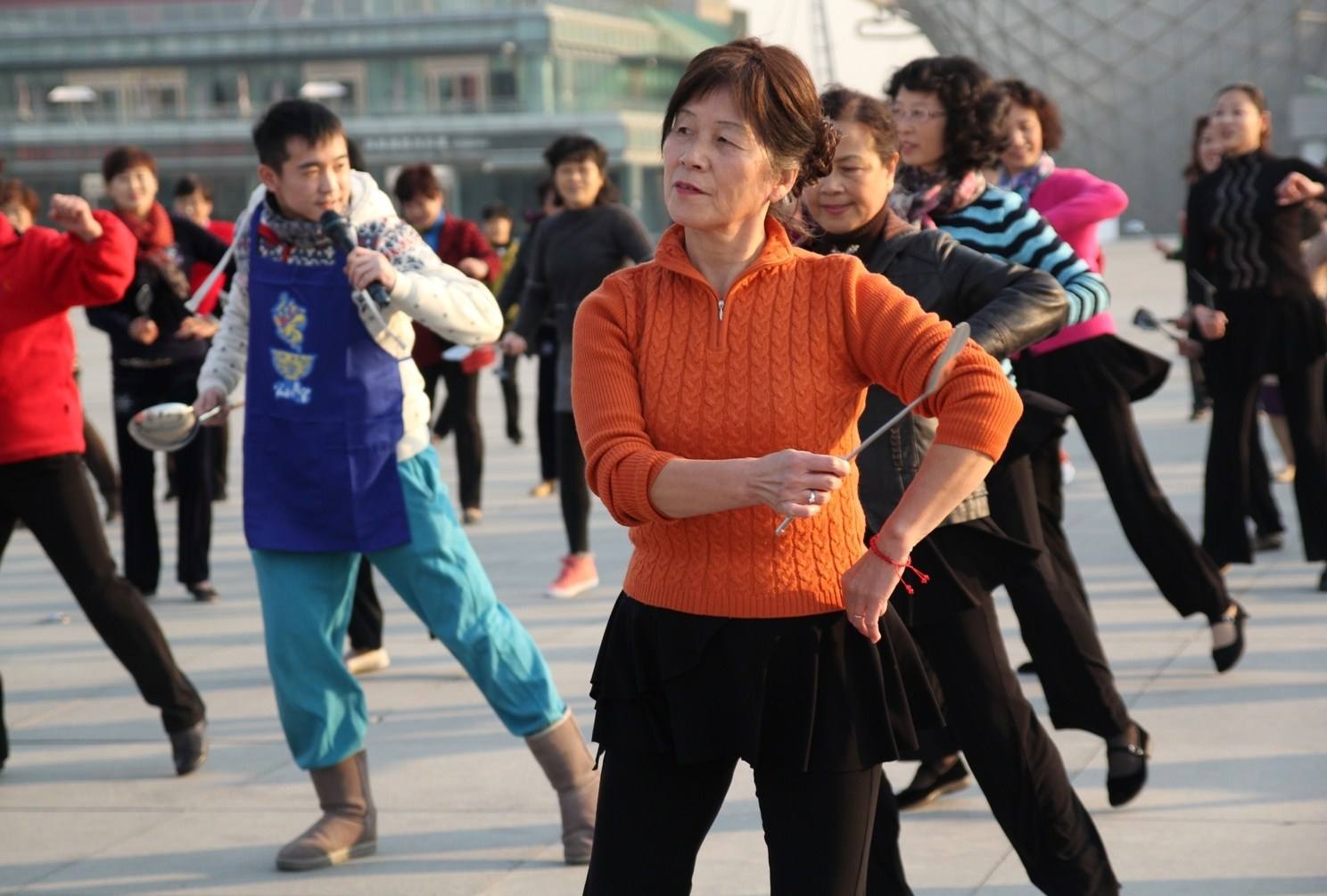 高考将近大妈跳广场舞影响睡眠,多次沟通无果,家长一计让大妈求饶