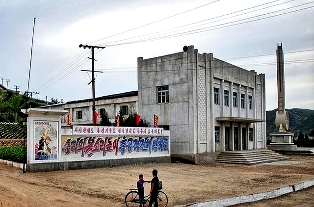 朝鲜农村现状:出远门要办通行证,走亲戚需自带口粮