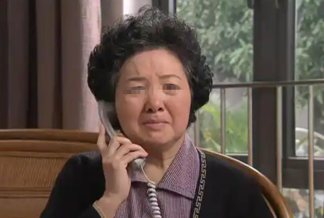老房拆迁800万补偿全给了弟弟,我没吭声,3天后母亲哭着打电话给我