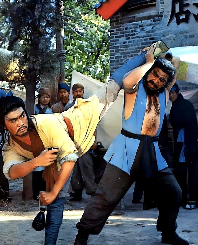 "武松"祝延平快70了,腰不弯背不驼,还真是人老气质不老啊