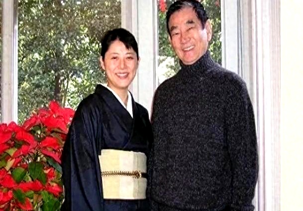高仓健:65岁起和小32岁保姆一起生活,40亿日元的遗产也都给了她