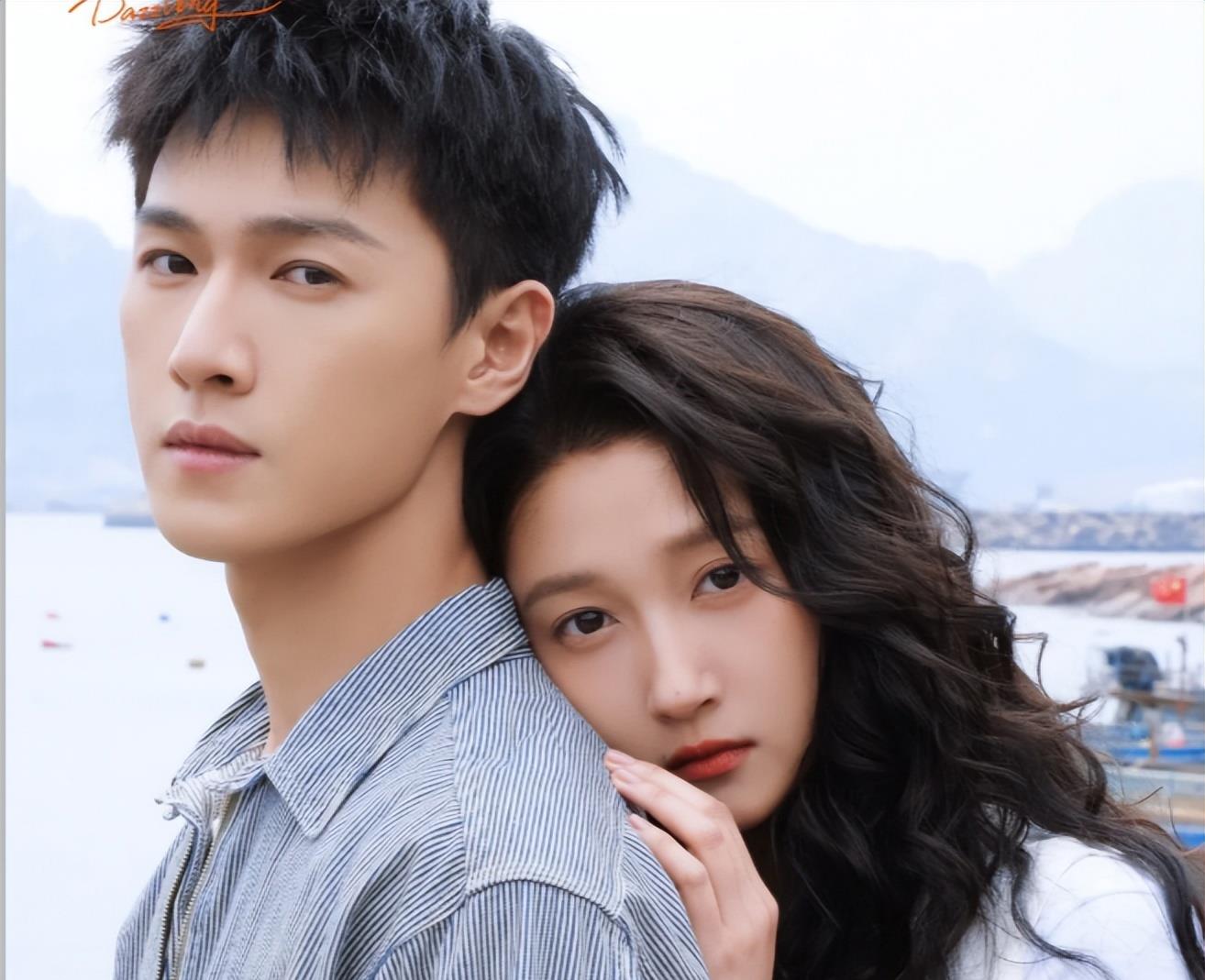 关晓彤李昀锐《耀眼》海边吻戏引热议:一场用光影雕刻的青春救赎