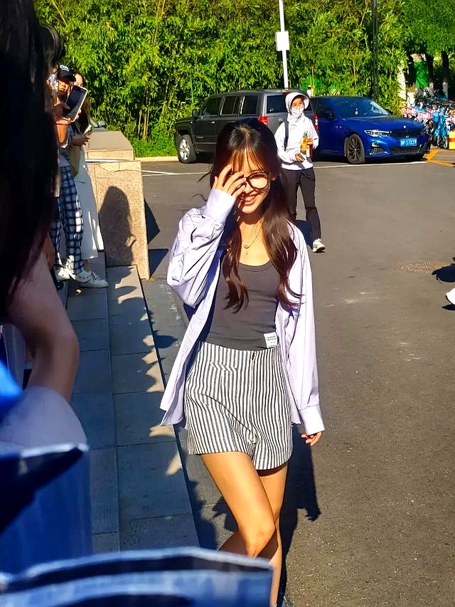 中国农大偶遇王冰冰:像女大学生,超级甜美,完全看不出35岁!