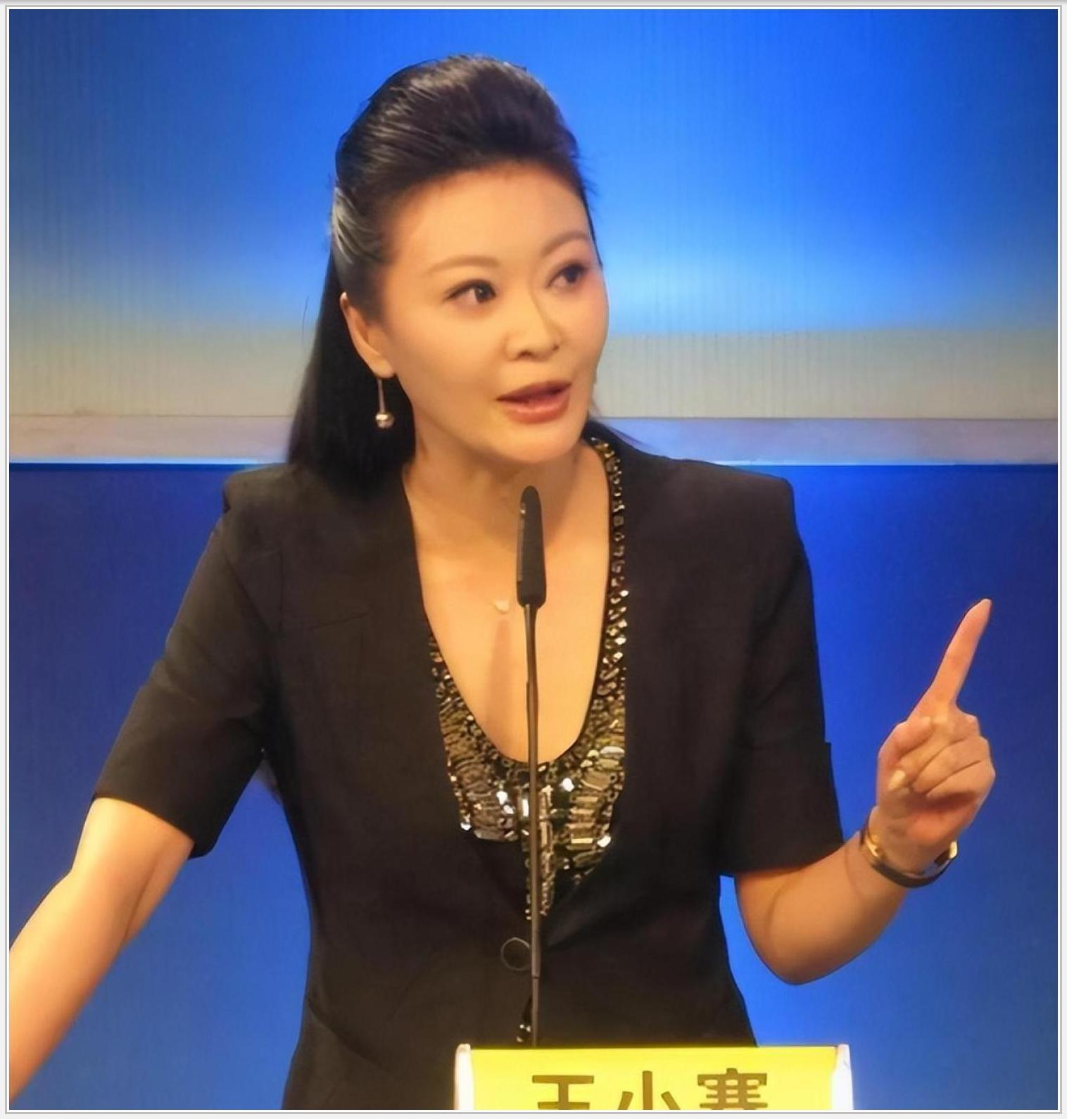 央视主持离职记:李思思周涛辞职,王小骞带货挨骂为哪般?