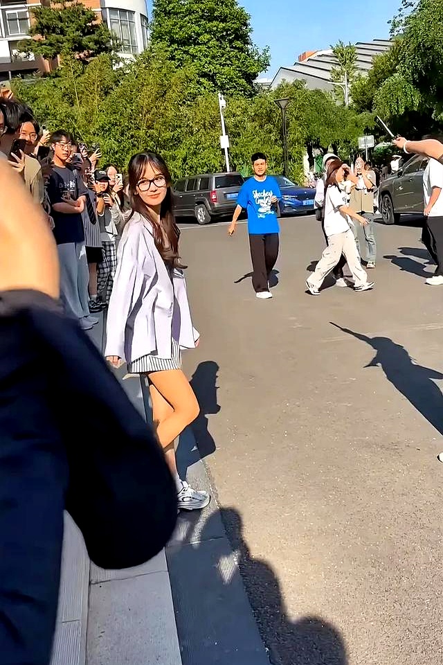 中国农大偶遇王冰冰:像女大学生,超级甜美,完全看不出35岁!