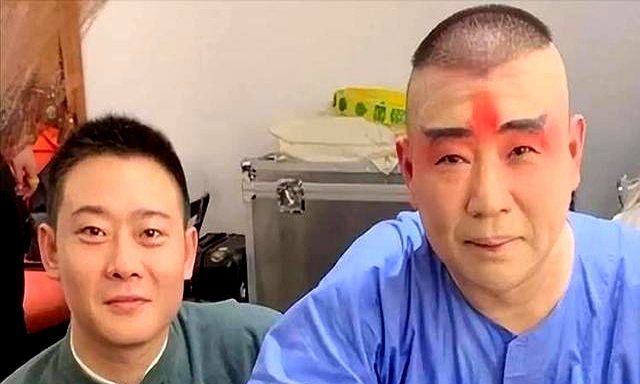 郭德纲南非喝啤酒,栾云平紧挨师傅,烧饼上不了桌,c位无人敢争