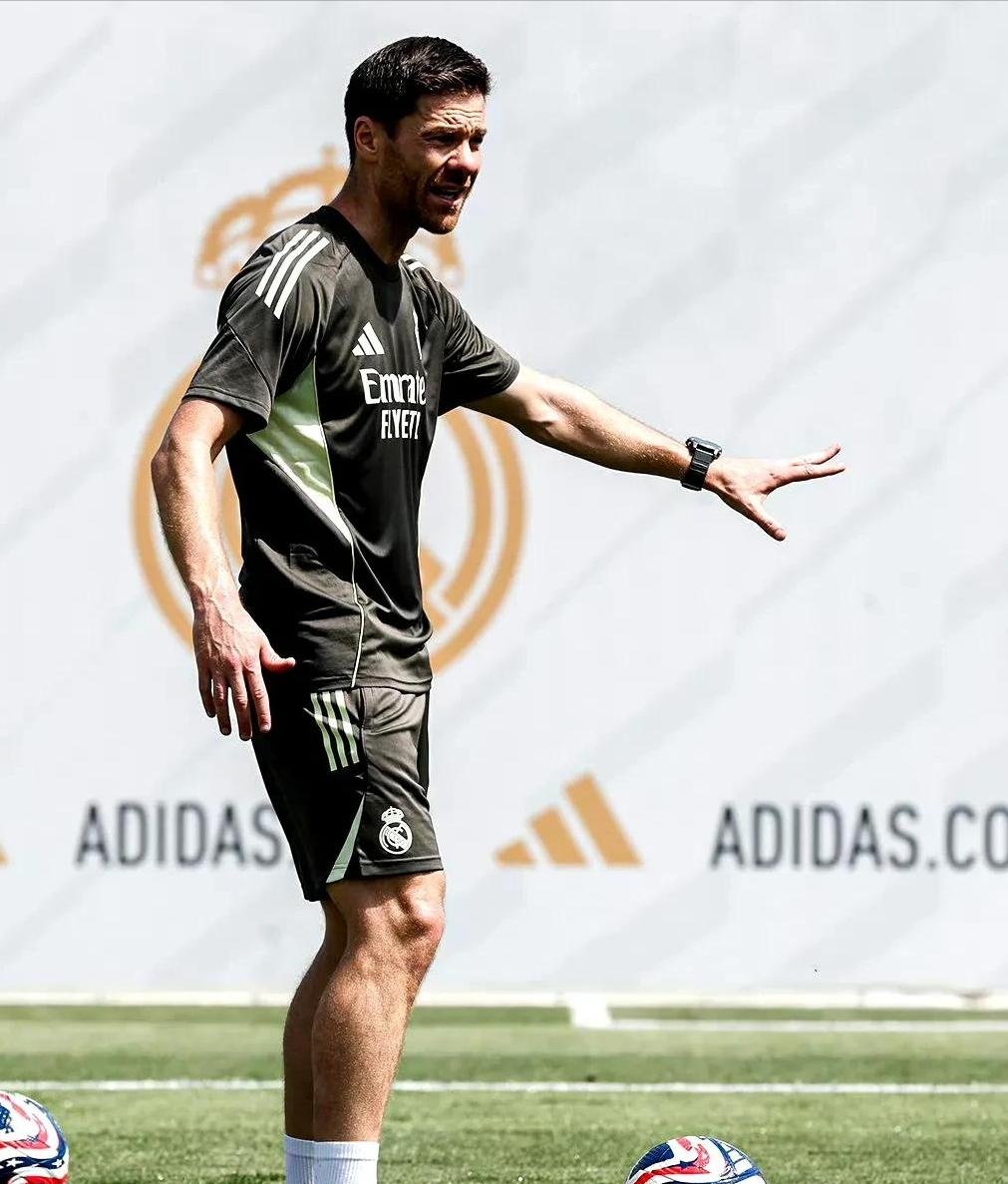 包含滕哈赫带领勒沃库森开启首训今夏接替阿隆索的词条