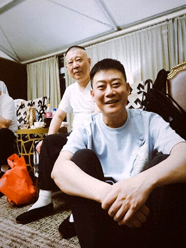 德云社栾云平发文,晒与师父合影,网友热议,爱徒儿徒郭德纲疼谁