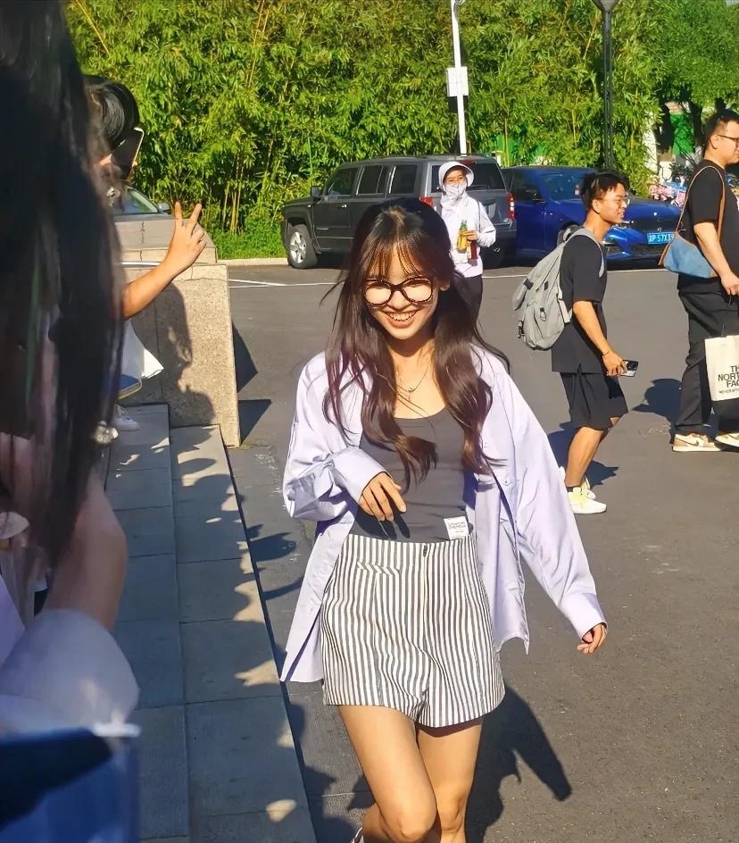 中国农大偶遇王冰冰:像女大学生,超级甜美,完全看不出35岁!