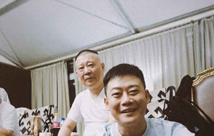 德云社栾云平发文,晒与师父合影,网友热议,爱徒儿徒郭德纲疼谁