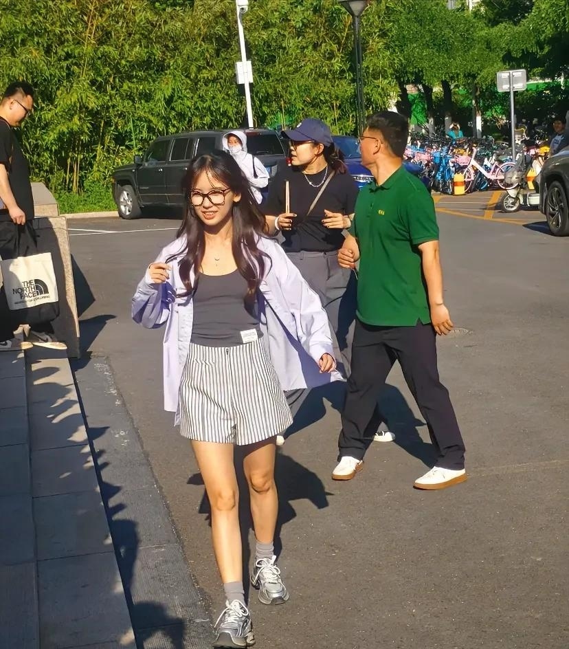 中国农大偶遇王冰冰:像女大学生,超级甜美,完全看不出35岁!