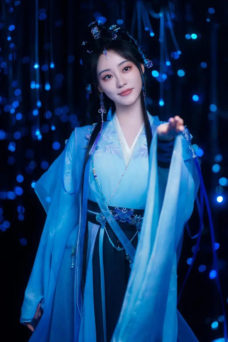祝绪丹cos修仙人物,蓝色戏服配符纸超有仙气