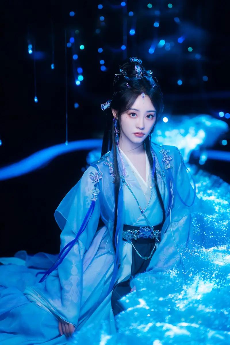祝绪丹cos修仙人物,蓝色戏服配符纸超有仙气