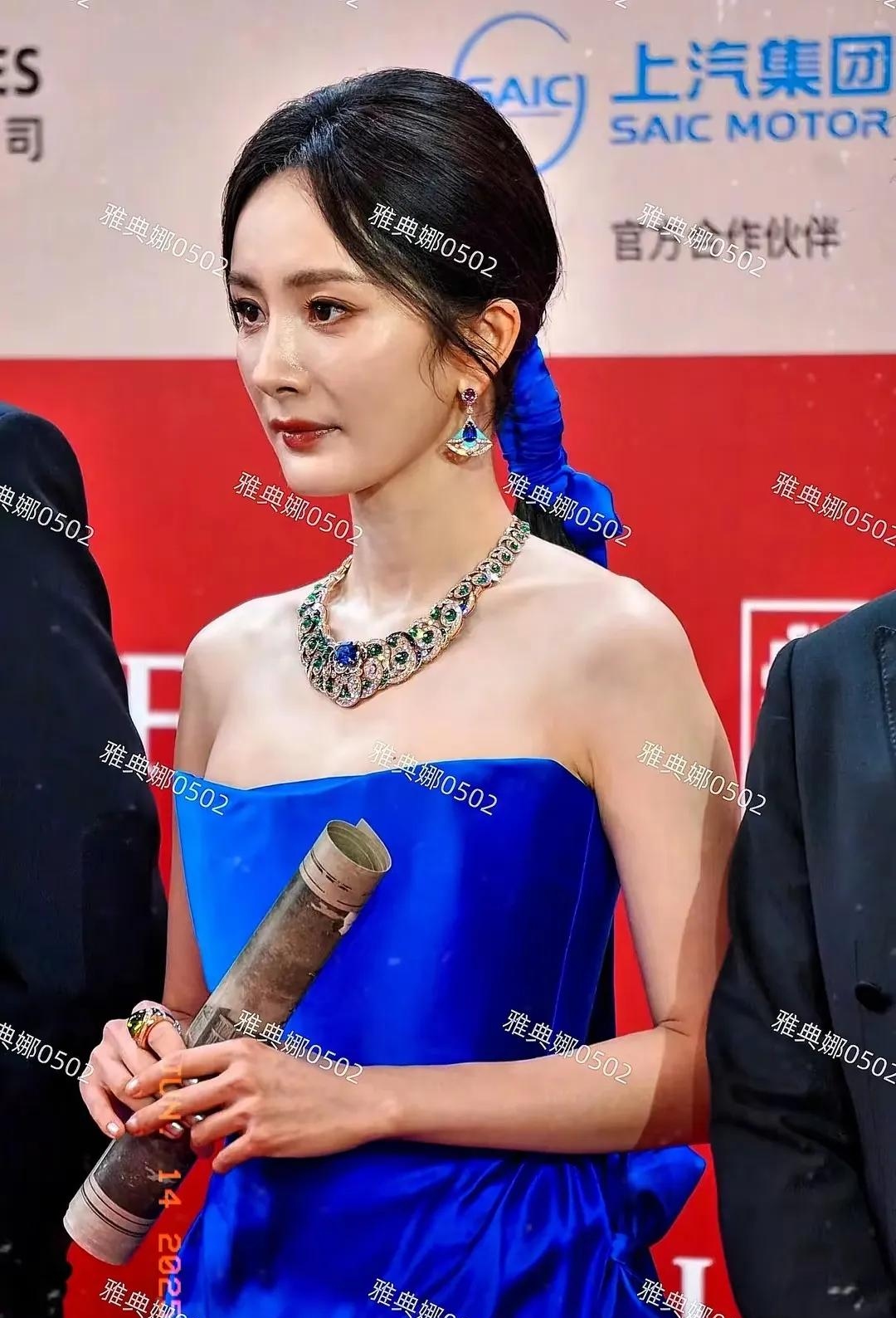 看了杨幂昨晚红毯生图状态终于明白她为啥在芭莎派对上躲镜头了