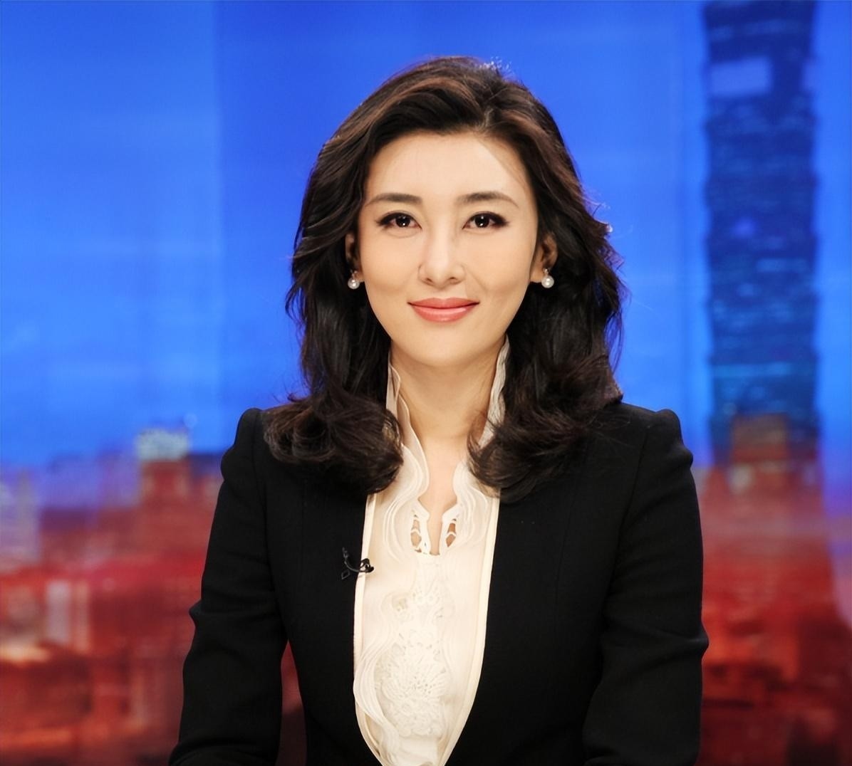 央视《海峡两岸》的5位美女主持人,你认为最有气质的是谁?