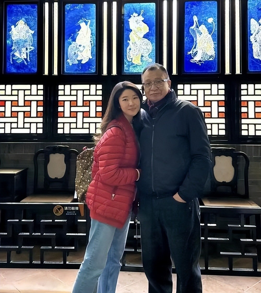 77岁许绍雄和女儿回广州寻根,家族背景显赫,妻子出身也不简单