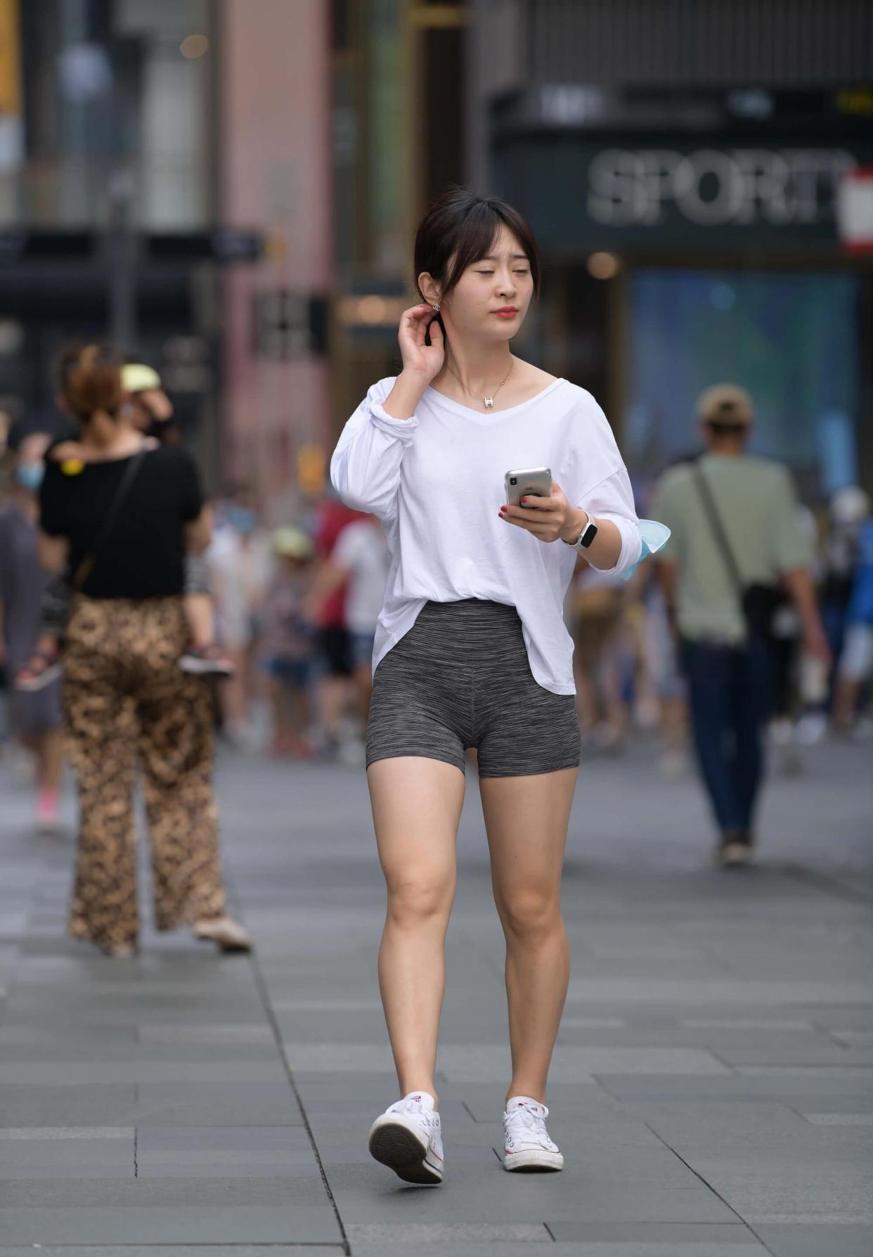 紧身裤穿搭大赏:微胖女生如何用"鲍鱼健身短裤"展现身材美