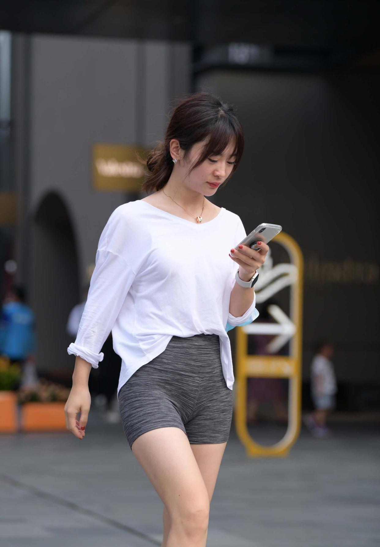 紧身裤穿搭大赏:微胖女生如何用"鲍鱼健身短裤"展现身材美