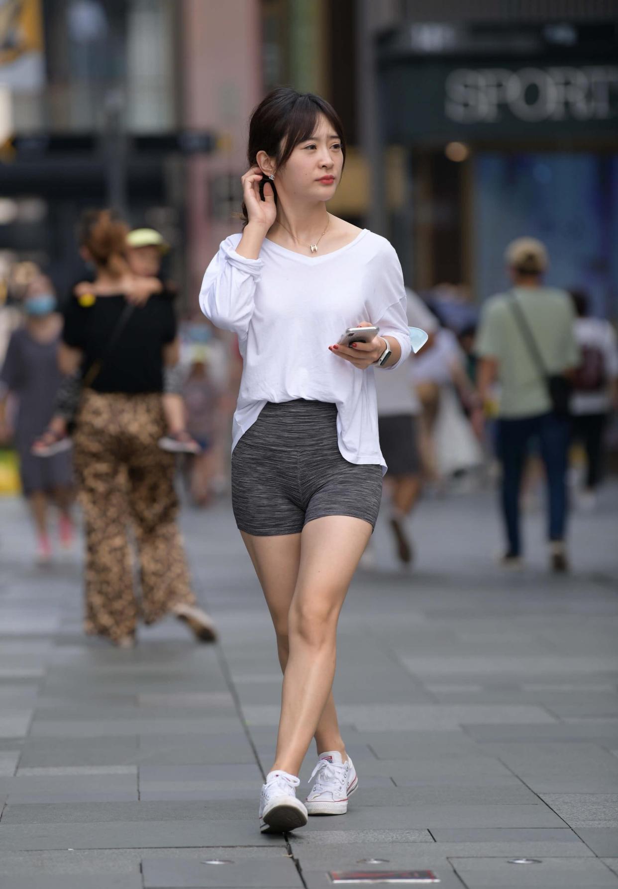 紧身裤穿搭大赏:微胖女生如何用"鲍鱼健身短裤"展现身材美