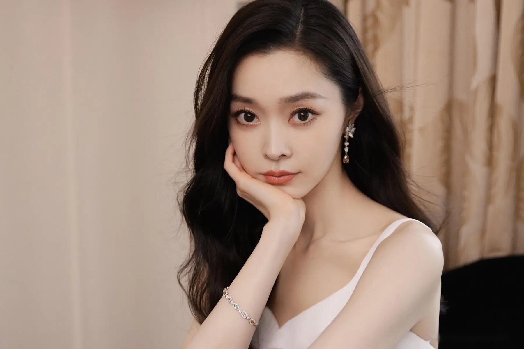 宋轶白色吊带裙拍照,简单清爽又好看