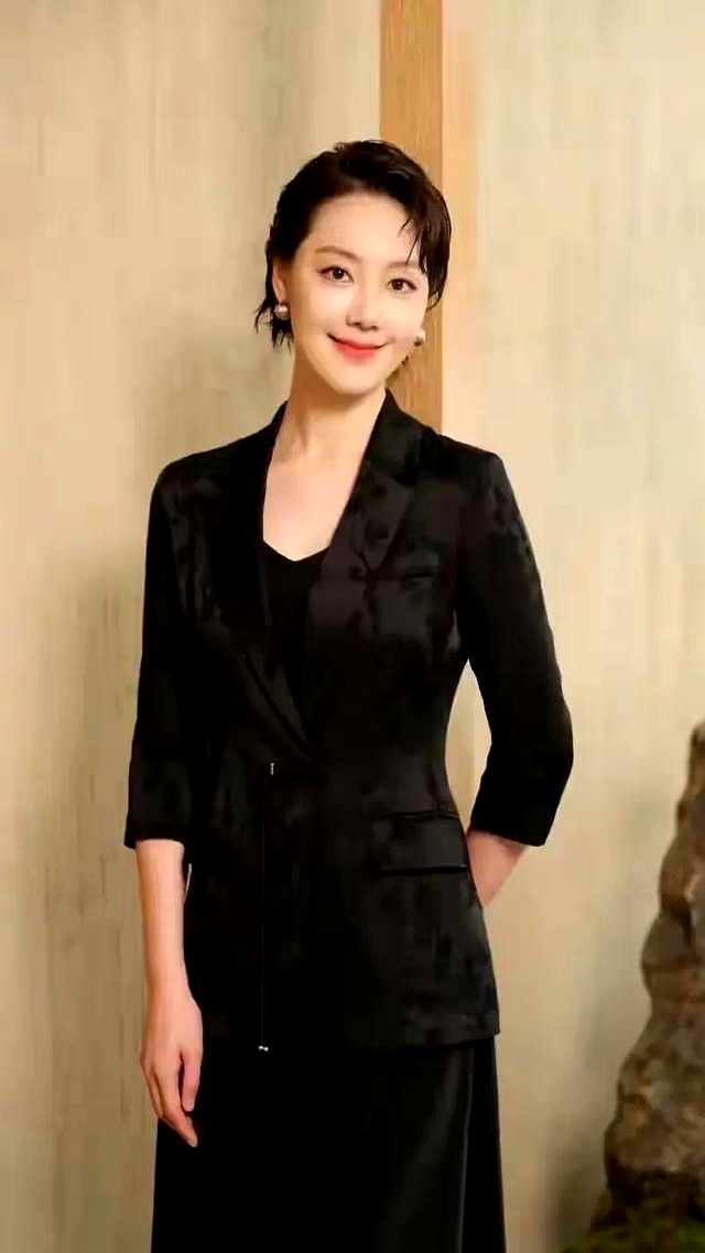 中国内地女主持人,演员,歌手:王冠