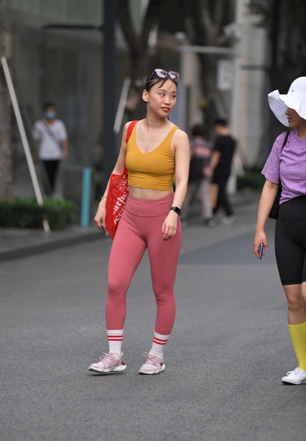 微胖美女穿搭瑜伽裤尴尬线勒痕包臀裙大月牙热裤