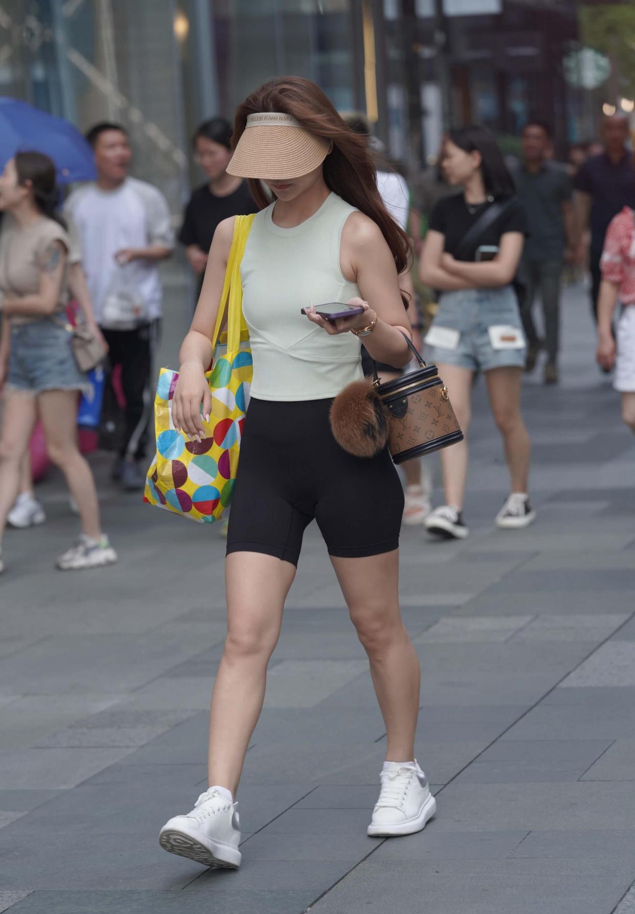 微胖美女的瑜伽裤街拍自信鲍鱼线勒出型显沟瑜伽显身材