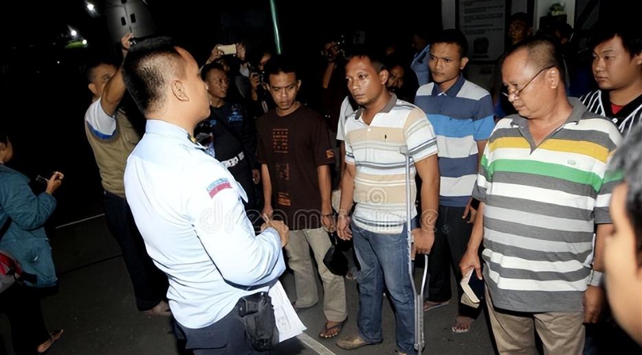 大连黑老大"虎豹"邹显卫:坐牢期间看片,嫖娼,还与女狱警淫乱