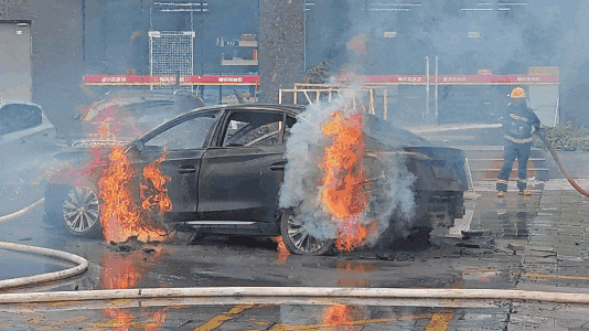 新能源车变火车?地下车库惊魂背后的生死时速-有驾 新能源车变火车?地下车库惊魂背后的生死时速-有驾