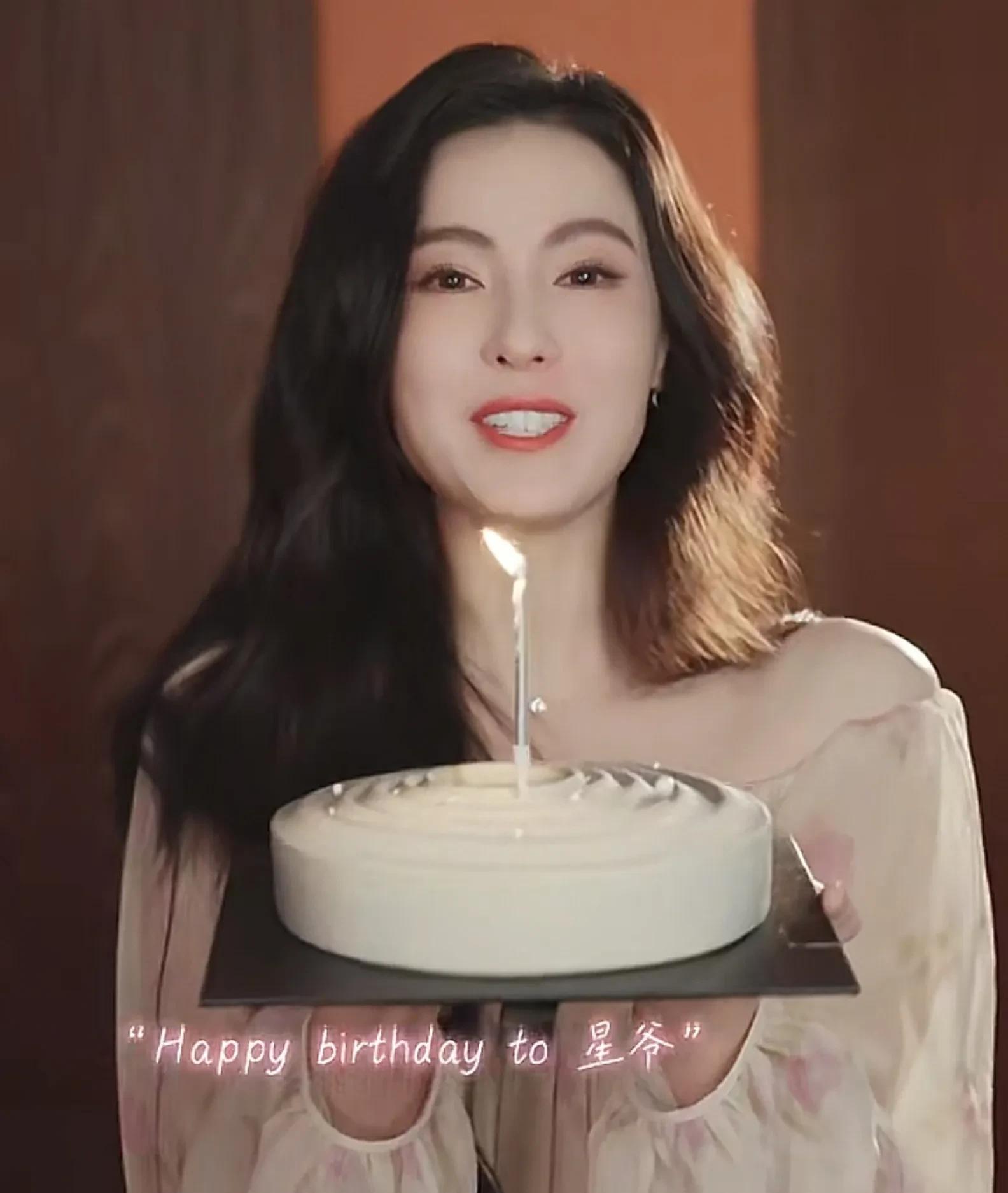 周星驰63岁生日,张柏芝捧蛋糕送祝福,她跟刘嘉玲的差距一目了然