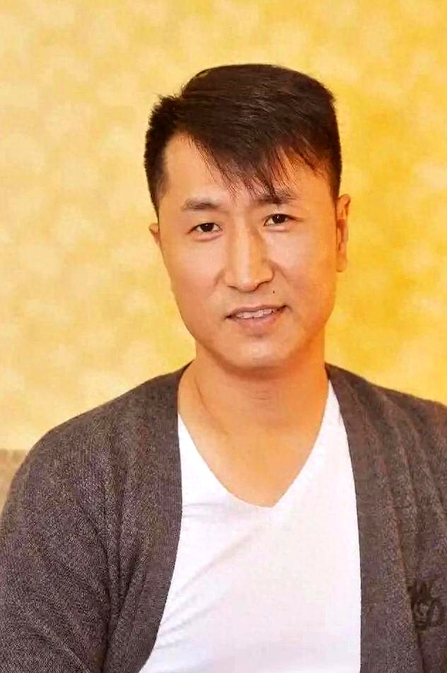 55岁演员张笑君现身英雄山摔跤,三局两胜赢比赛,满身肌肉太亮