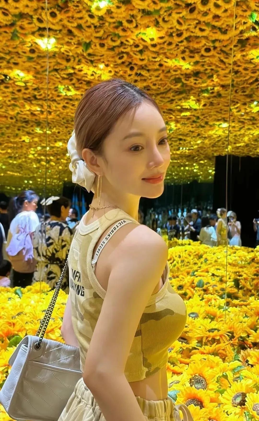甜馨穿着校服现身机场,染了头发,一双大长腿抢镜,身高直逼妈妈