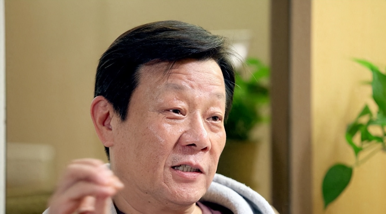 70岁寇世勋现状,晚年和原配一家生活,二房随3名子女远在国外!