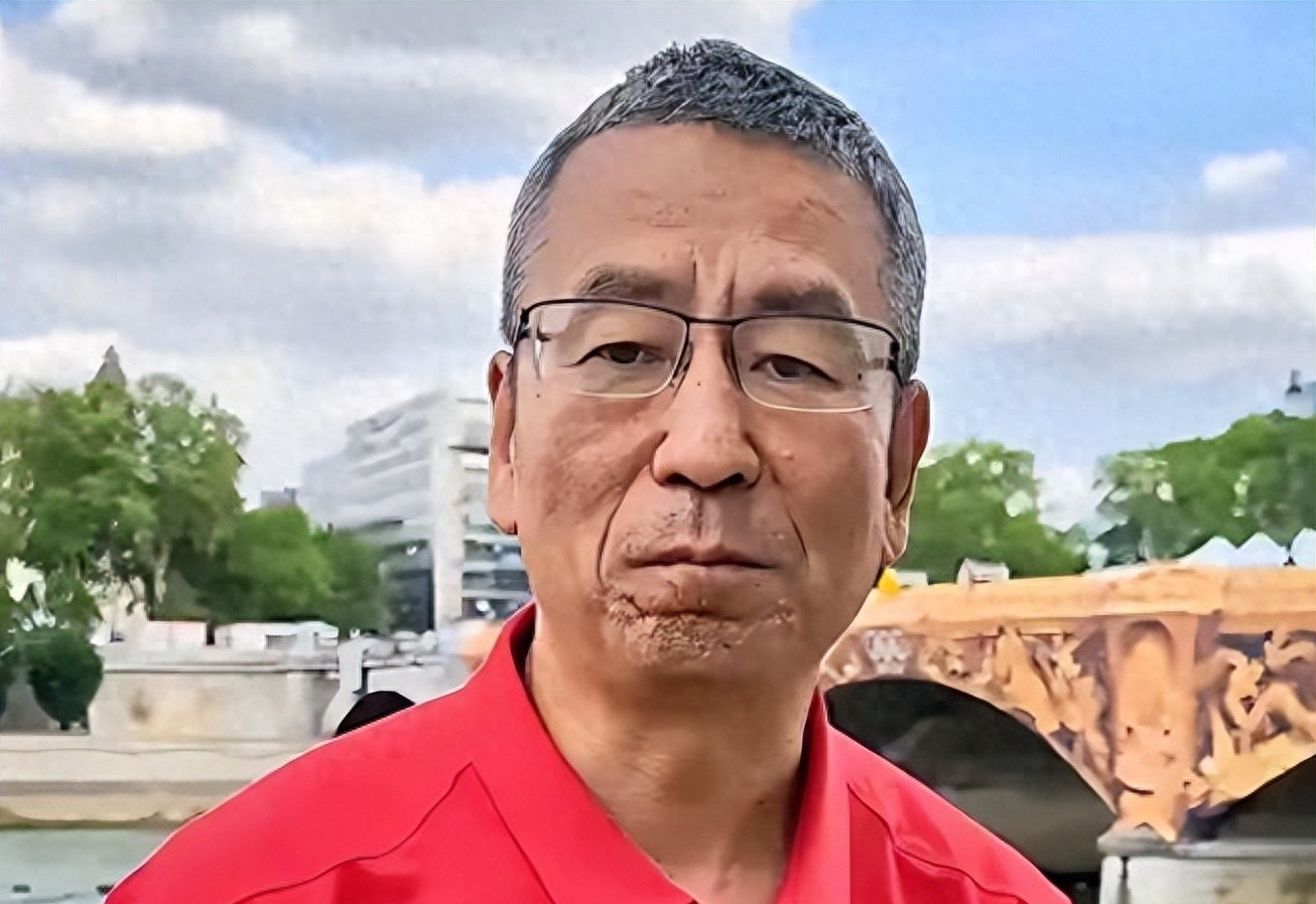 56岁白岩松近况曝光,曾被病痛折磨,多次想不开,如今已满头白发