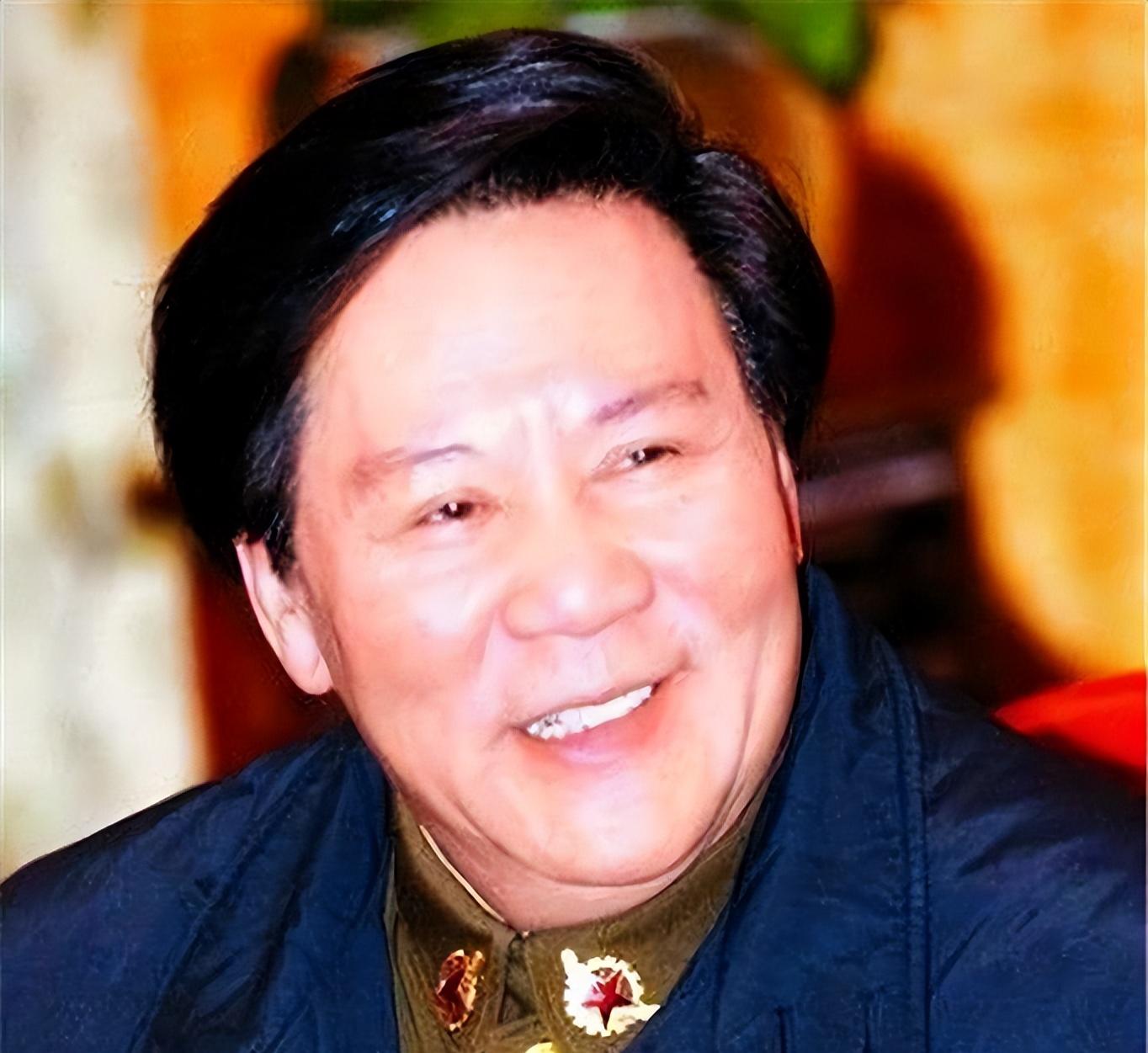 古月追悼会:挽联长达6米,女儿亲吻遗像,300名广州市民自发送行
