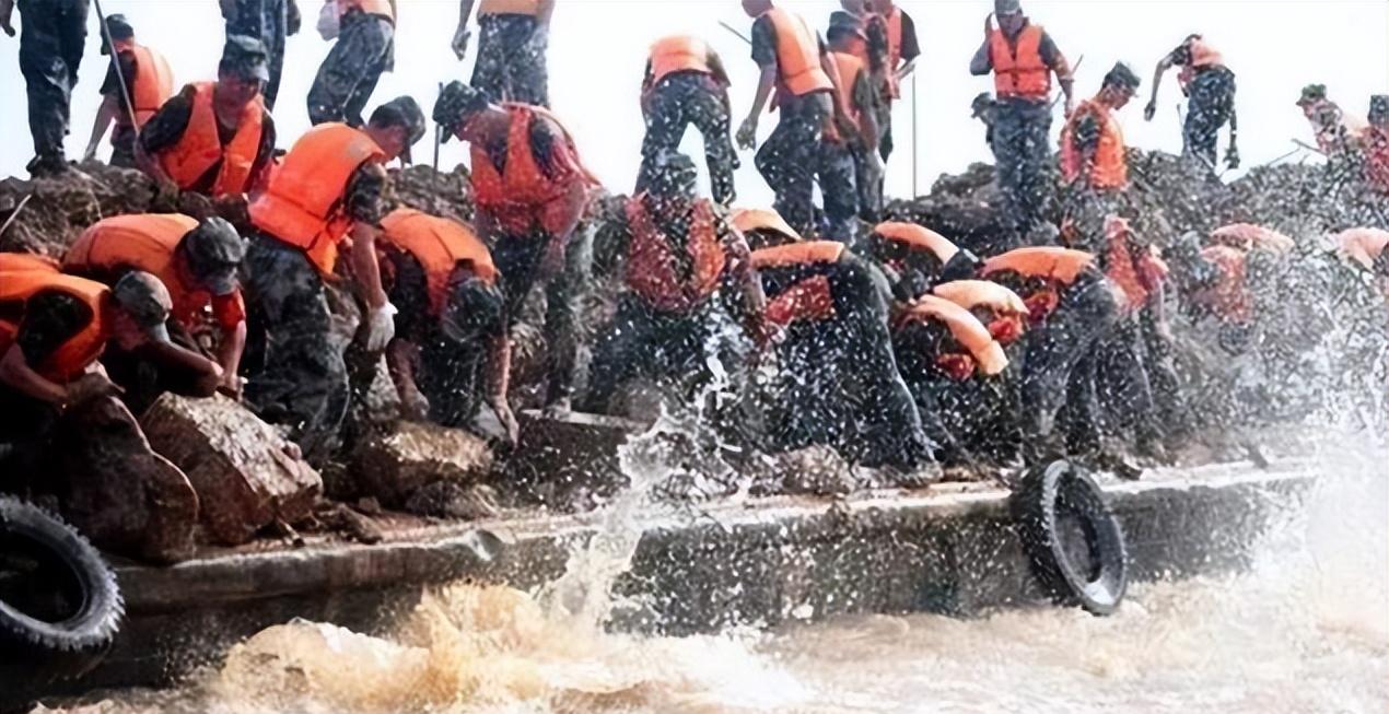 1998年抗洪有多悲壮?30万解放军奋勇救灾,手挽手冲进洪水挡洪流