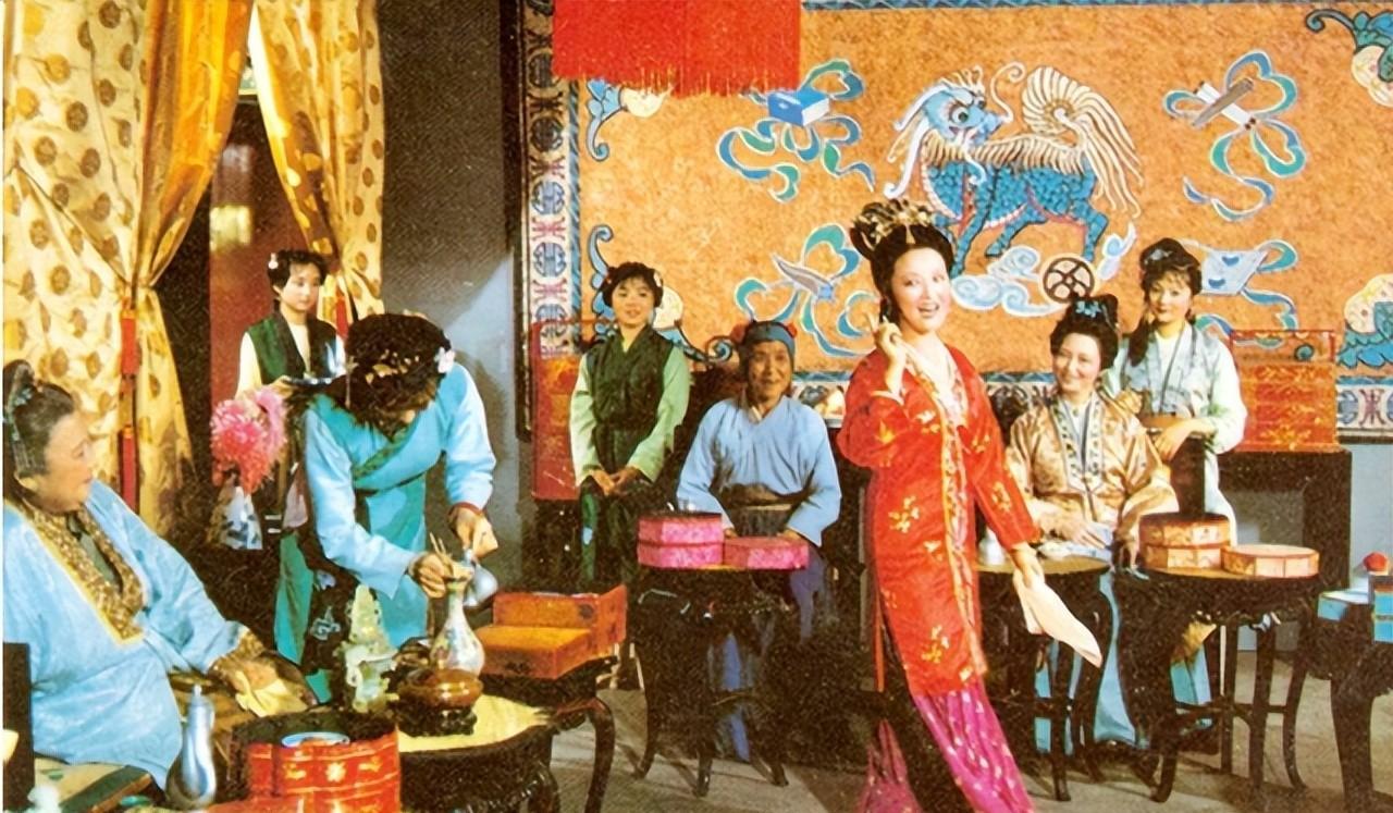 刘姥姥一眼看出宝钗是鬼,蘅芜苑外的残荷与荇菜,点明黛玉之死