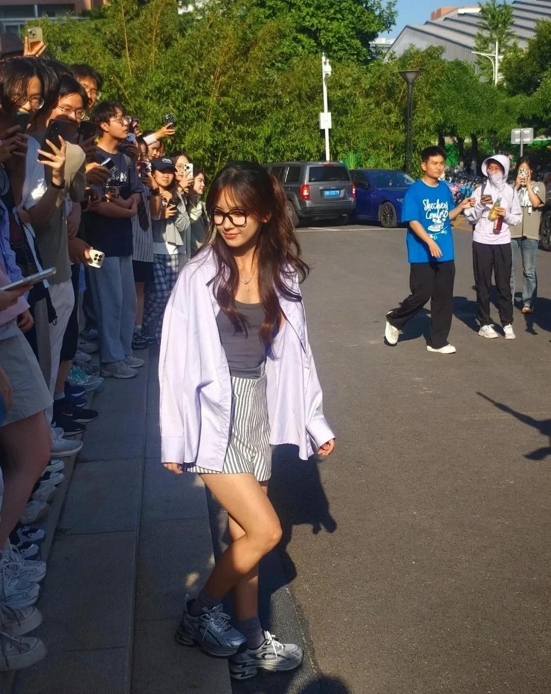 中国农大偶遇王冰冰,长得好像女大学生,超级甜美,看不出35岁了